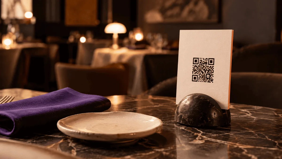 Il QR code sul tavolo di un ristorante per aprire il menu