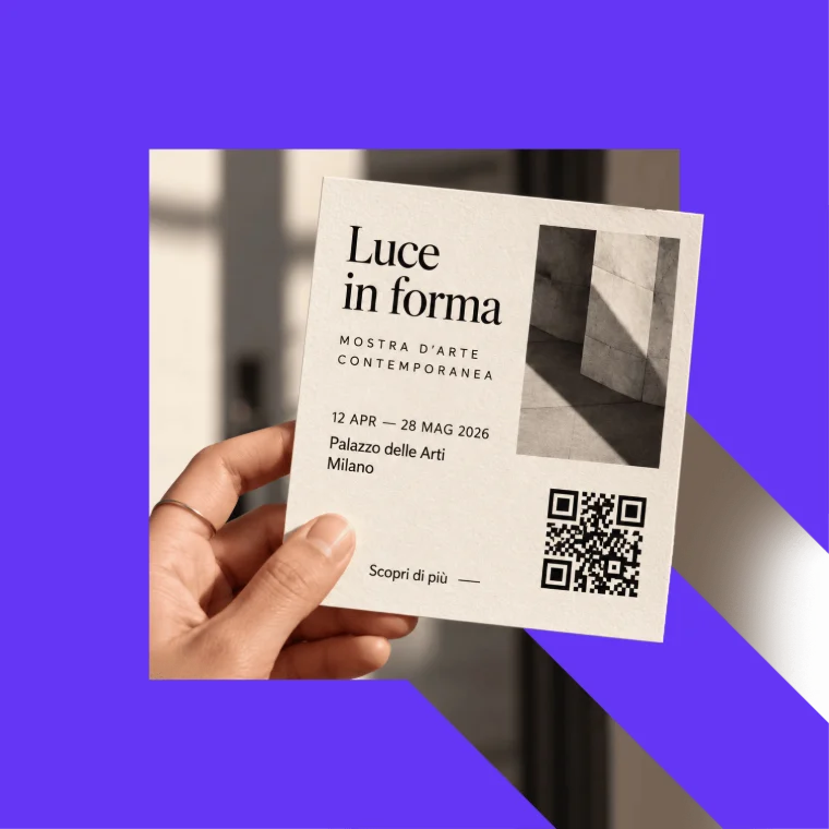 Una mano tiene il volantino di una mostra con il QR code per scoprire di più